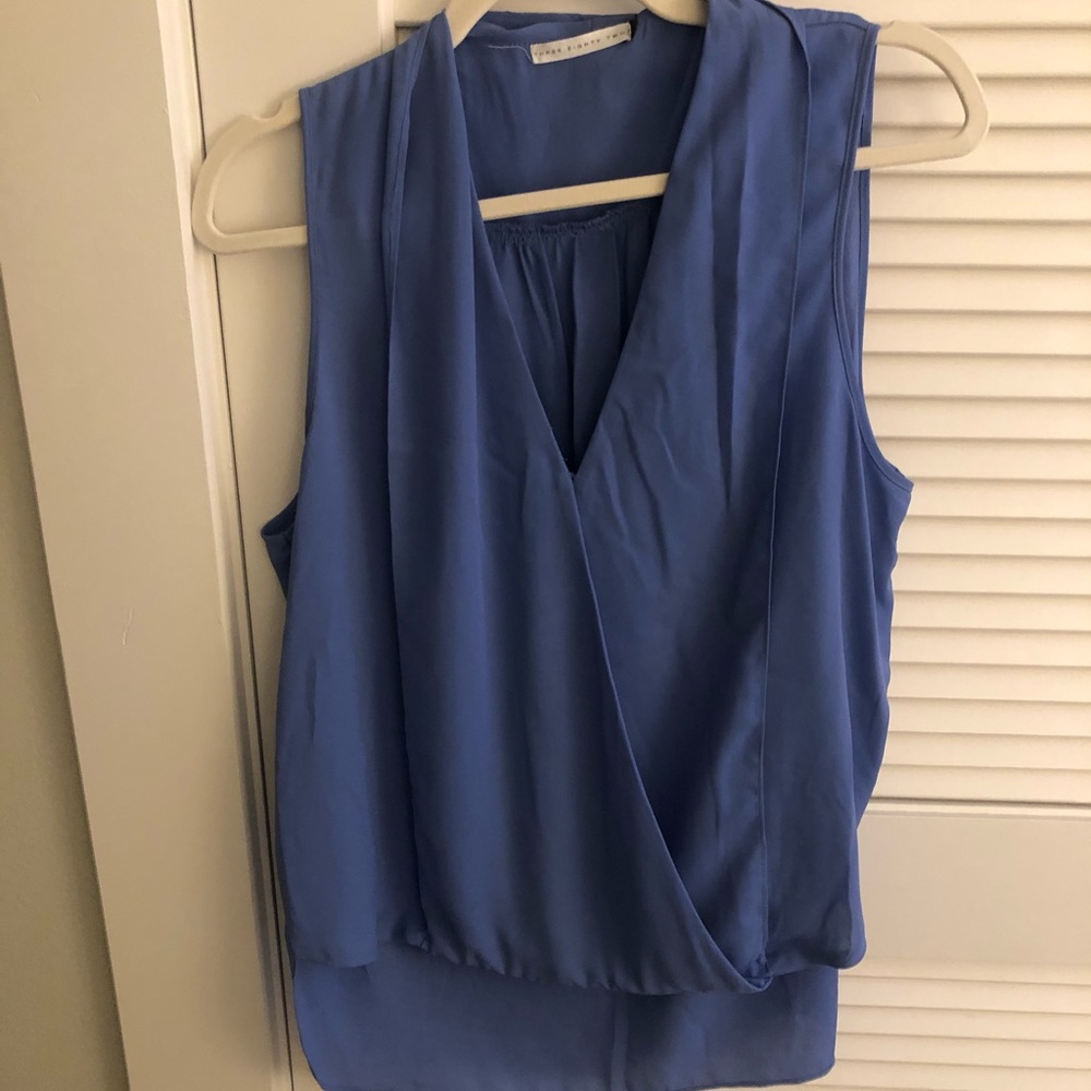 Sleeveless blue layered blouse